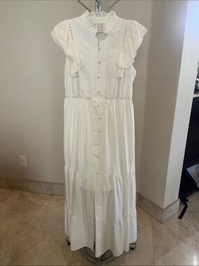 Beautiful White Ruffled Button-Front Maxi Dress. (No brand). 
Size M/L